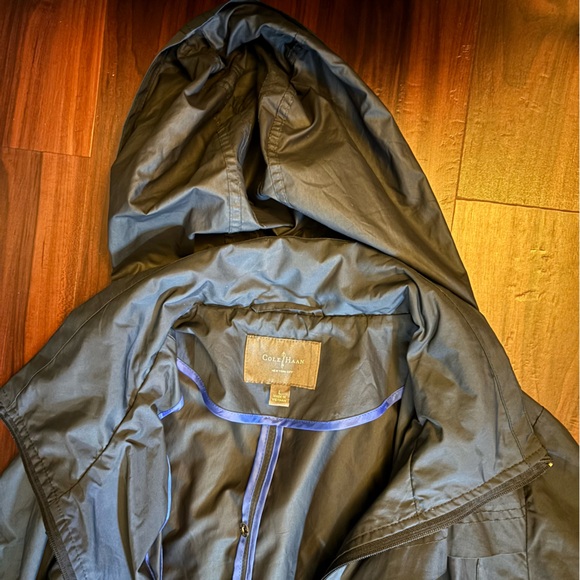 Cole Haan dark blue/navy raincoat with vent. Size Large. Good condition - Picture 2 of 3